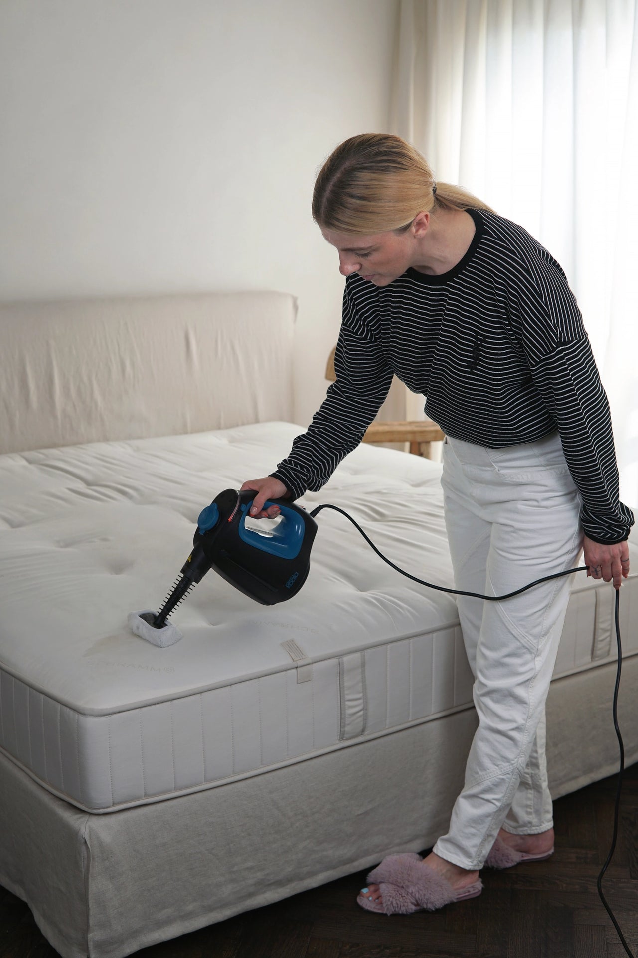 bed schoonmaken met stoomreiniger